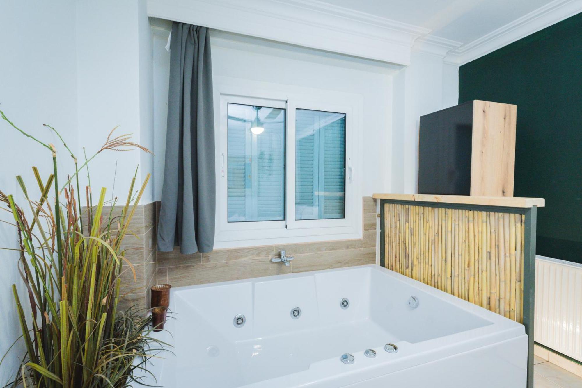 סלוניקי Stylish Apt W Jacuzzi, 5 Min To White Tower מראה חיצוני תמונה